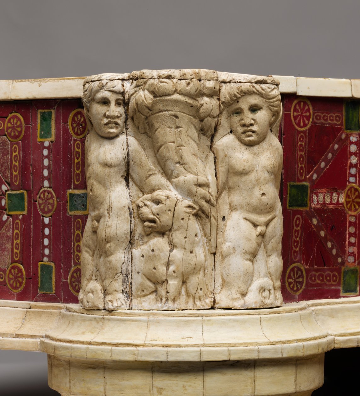 Detalhe de escabelo com escultura de cupidos, leopardos e cornucópia, c.100 dC (madeira, osso e vidro) de Roman