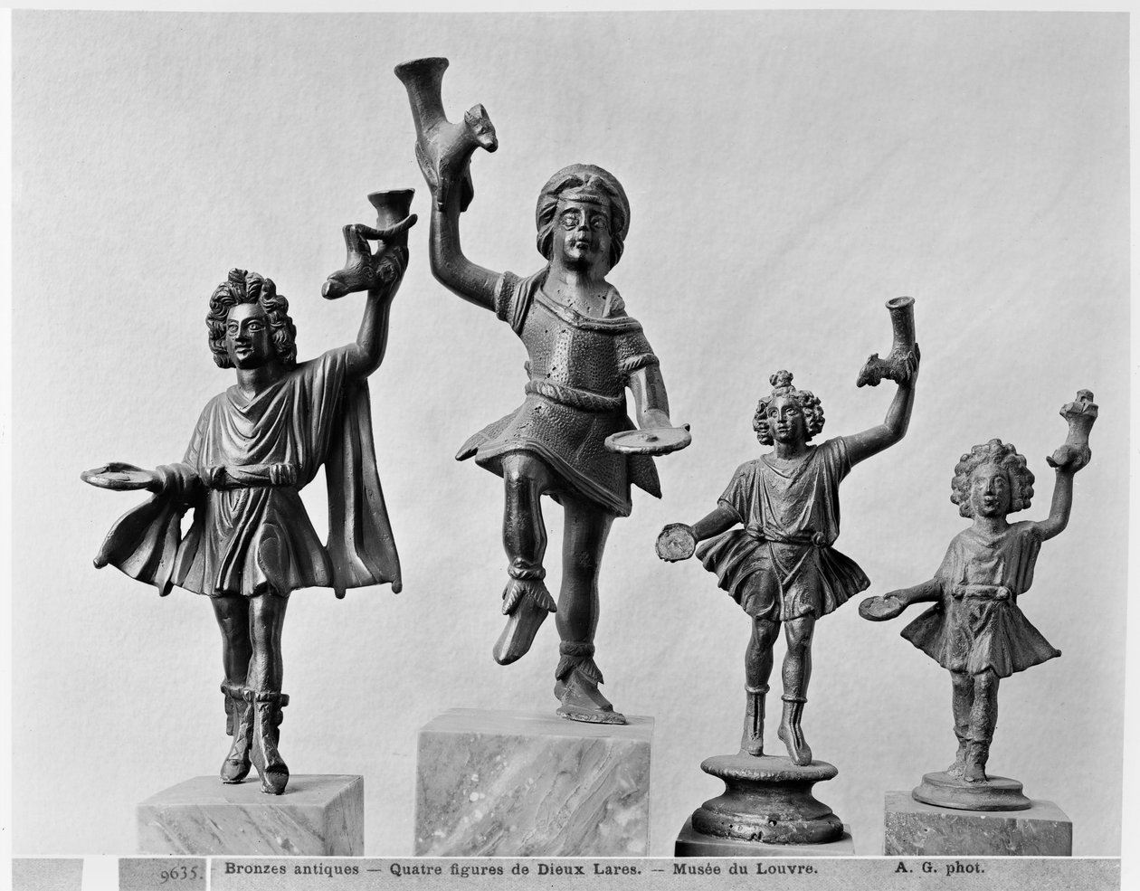 Quatro figuras do Lar (bronze) de Roman