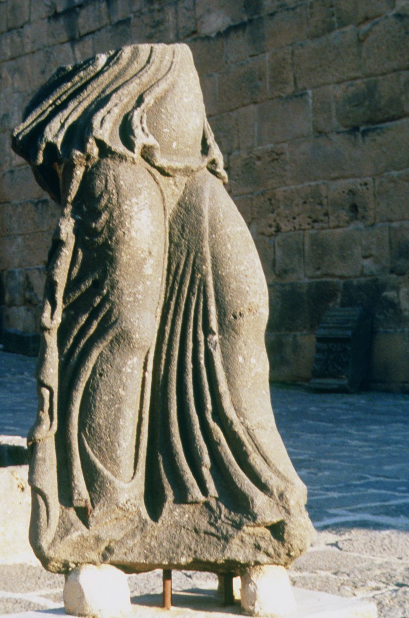 Fragmento de uma escultura de uma mulher em pé (basalto) de Roman