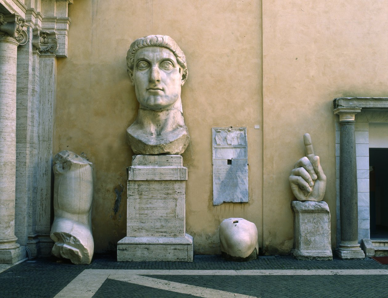 Fragmentos de uma estátua colossal de Constantino, o Grande (mármore) de Roman