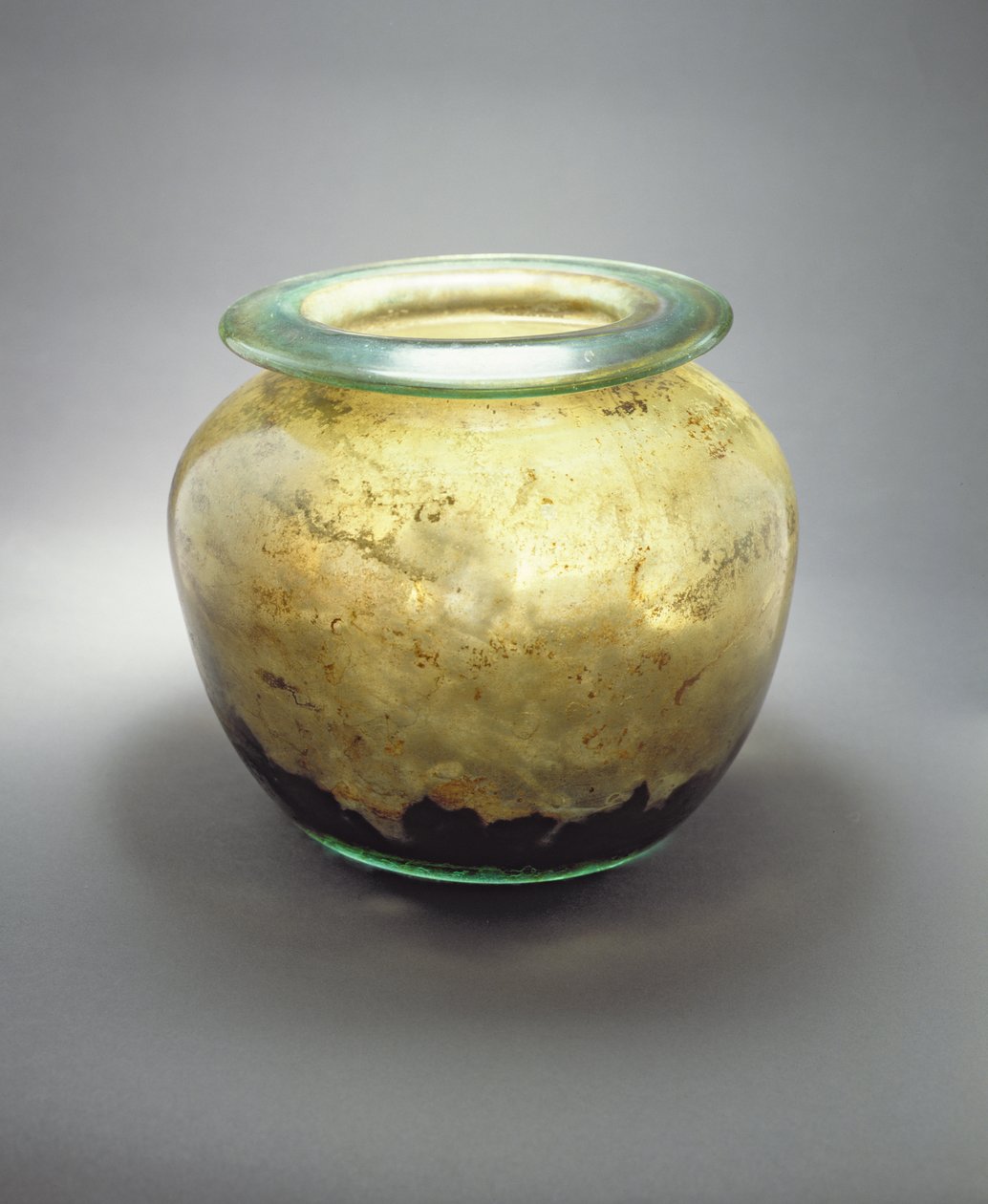 Jarra de vidro de sopro livre, contendo ossos e cinzas, romana, c.50-150 dC (vidro) de Roman