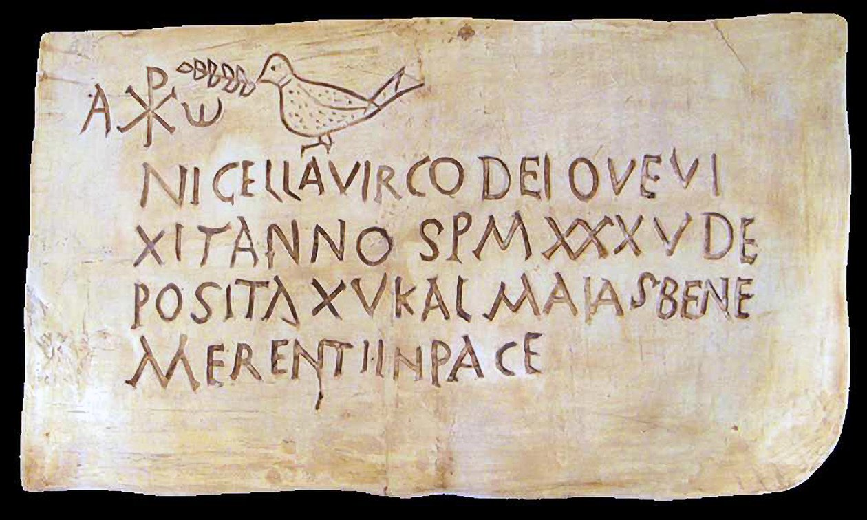 Inscrição funerária das catacumbas romanas com os primeiros símbolos cristãos (gesso) de Roman