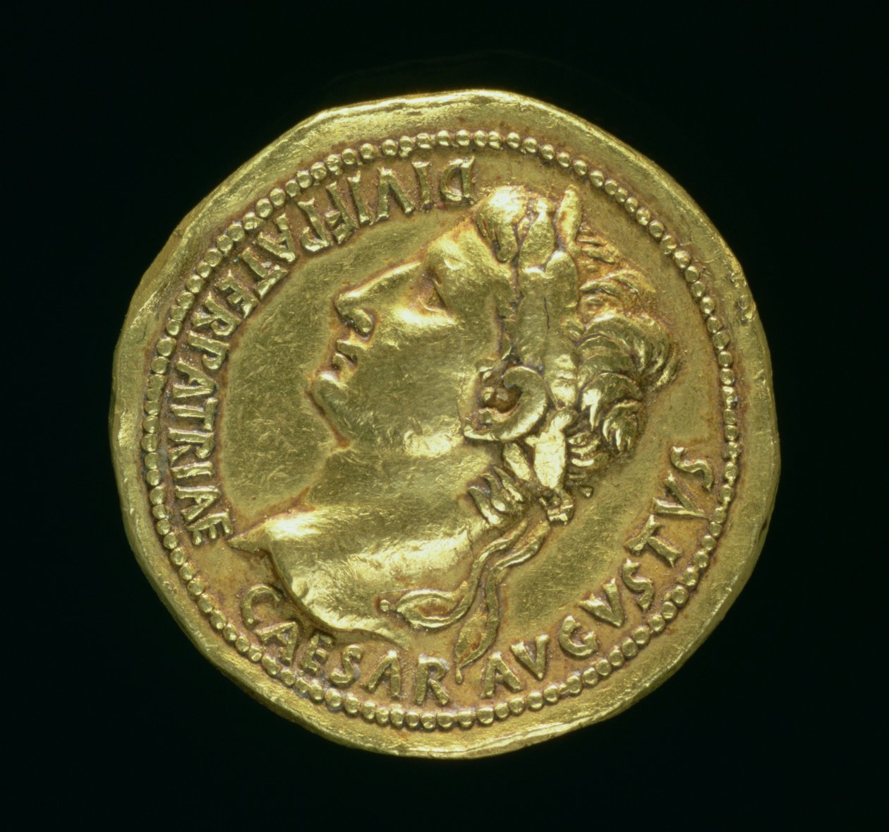 Múltiplo de ouro (anverso) do imperador Augusto (31 aC-14 dC) usando uma coroa de louros. Criou c.07-06 BC de Roman