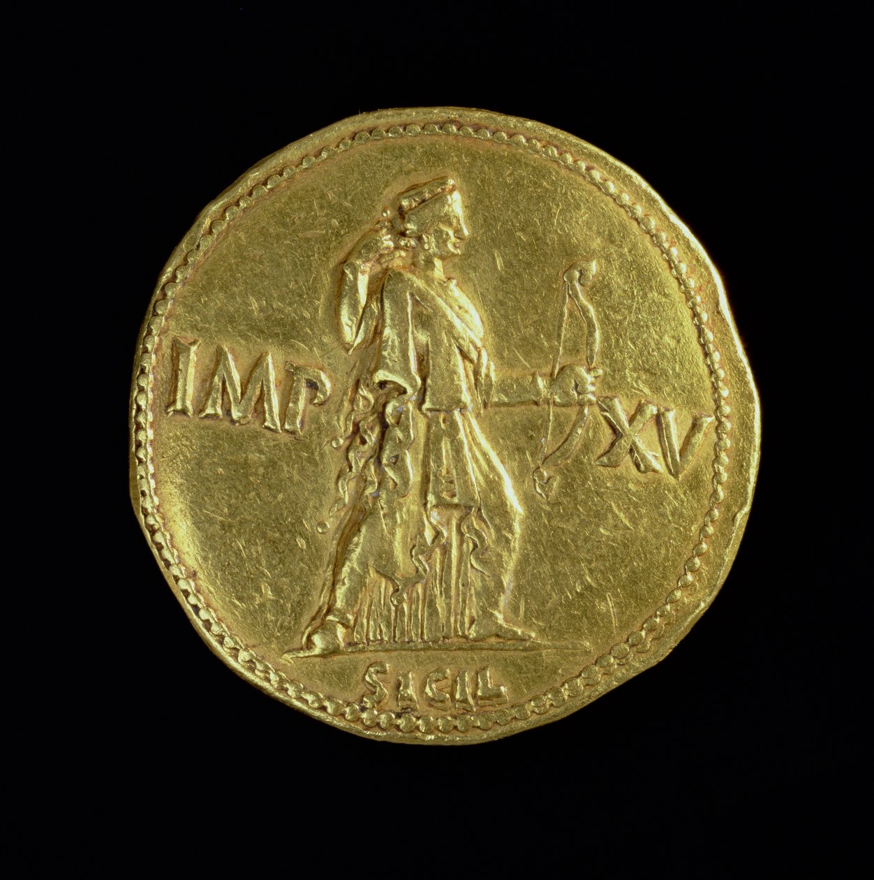 Múltiplo de ouro (reverso) do imperador Augusto (31 aC-14 dC) representando a deusa Diana. Inscrição: IMP XV à esquerda e à direita de Diana, abaixo da SICIL (para anverso ver 85232) de Roman