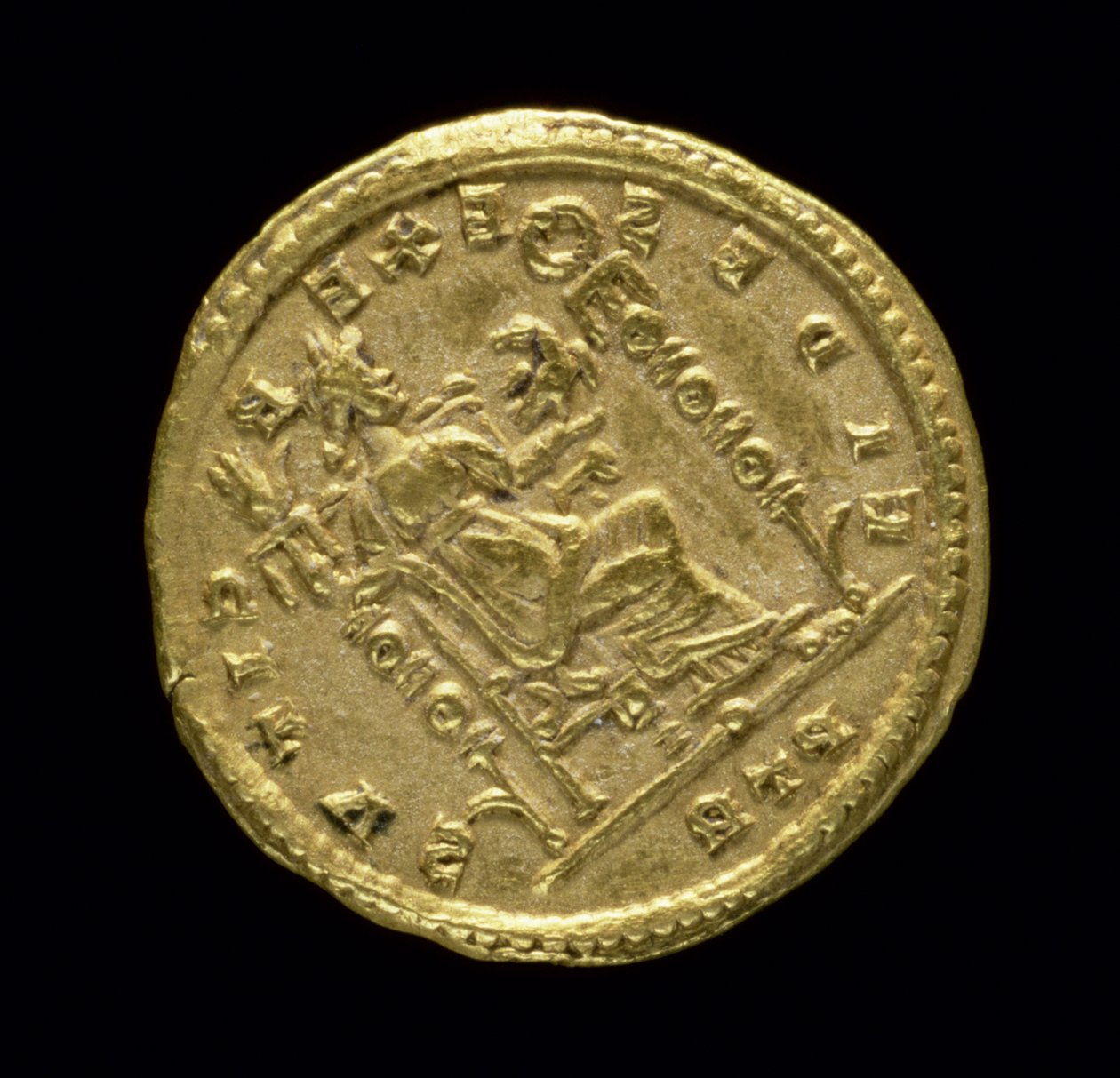 Solidus de ouro (reverso) de Constantino I, o Grande (306-337 dC) representando Fides sentado à esquerda no Trono. Inscrição: FIDES EXERCITVS. Cravou em Trier de Roman