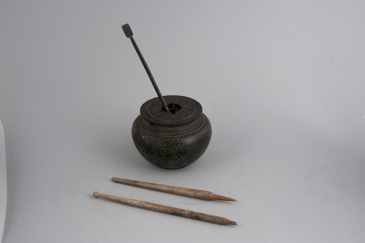 Pote de tinta e canetas (bronze e osso) de Roman