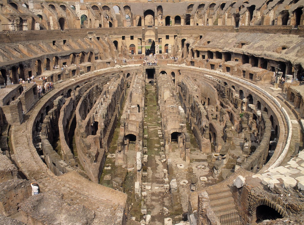 Interior do Coliseu, construído c.70-80 dC de Roman