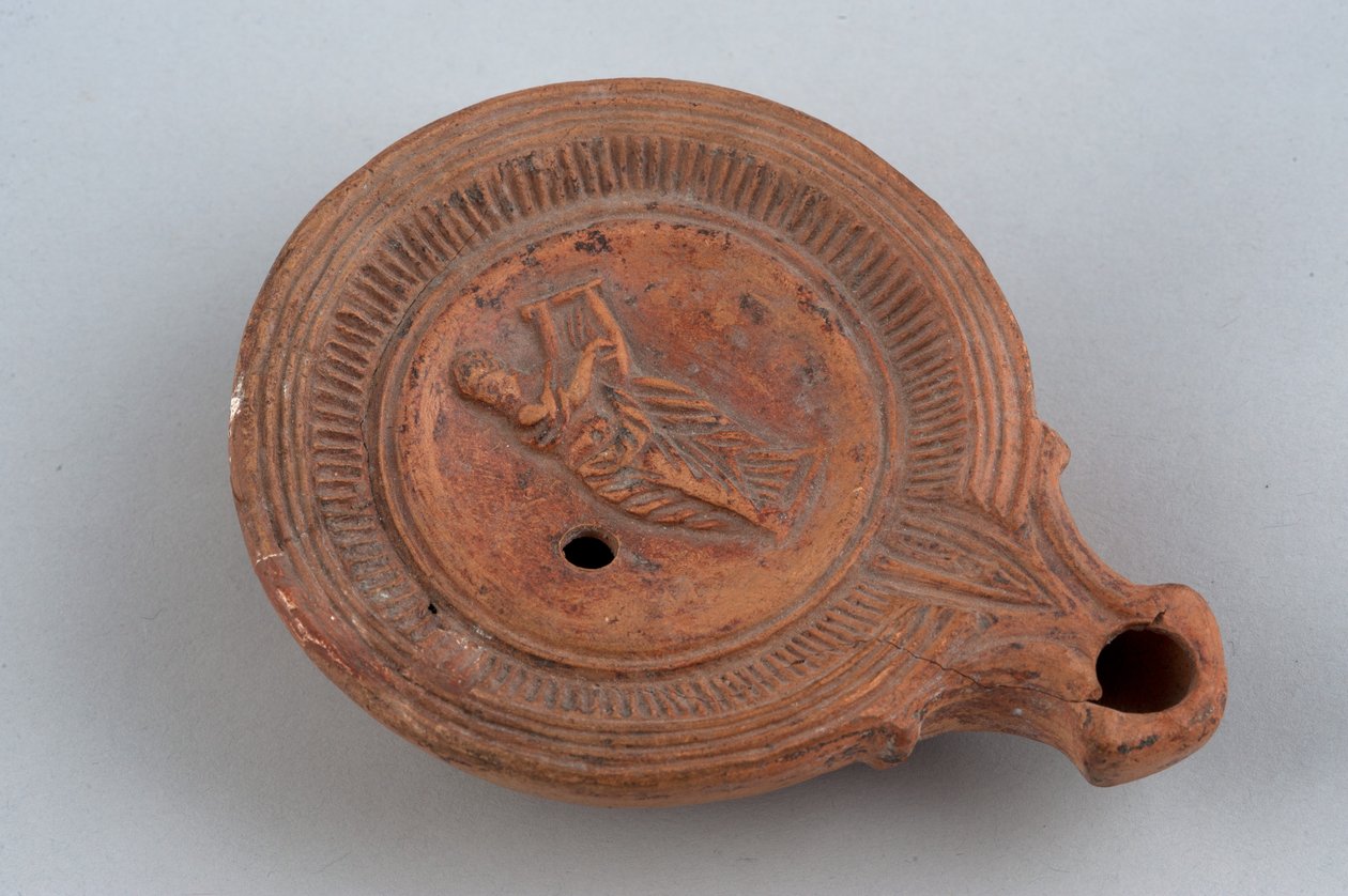 Lâmpada com figura tocando a lira (terracota) de Roman