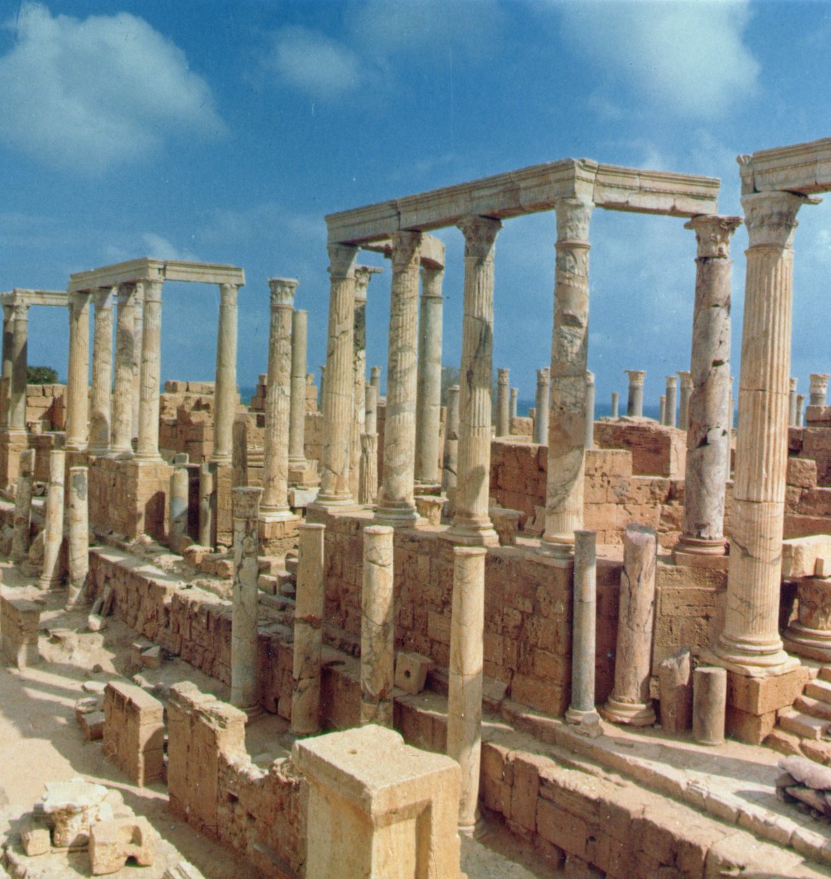 Colunas de calcário do teatro de Roman