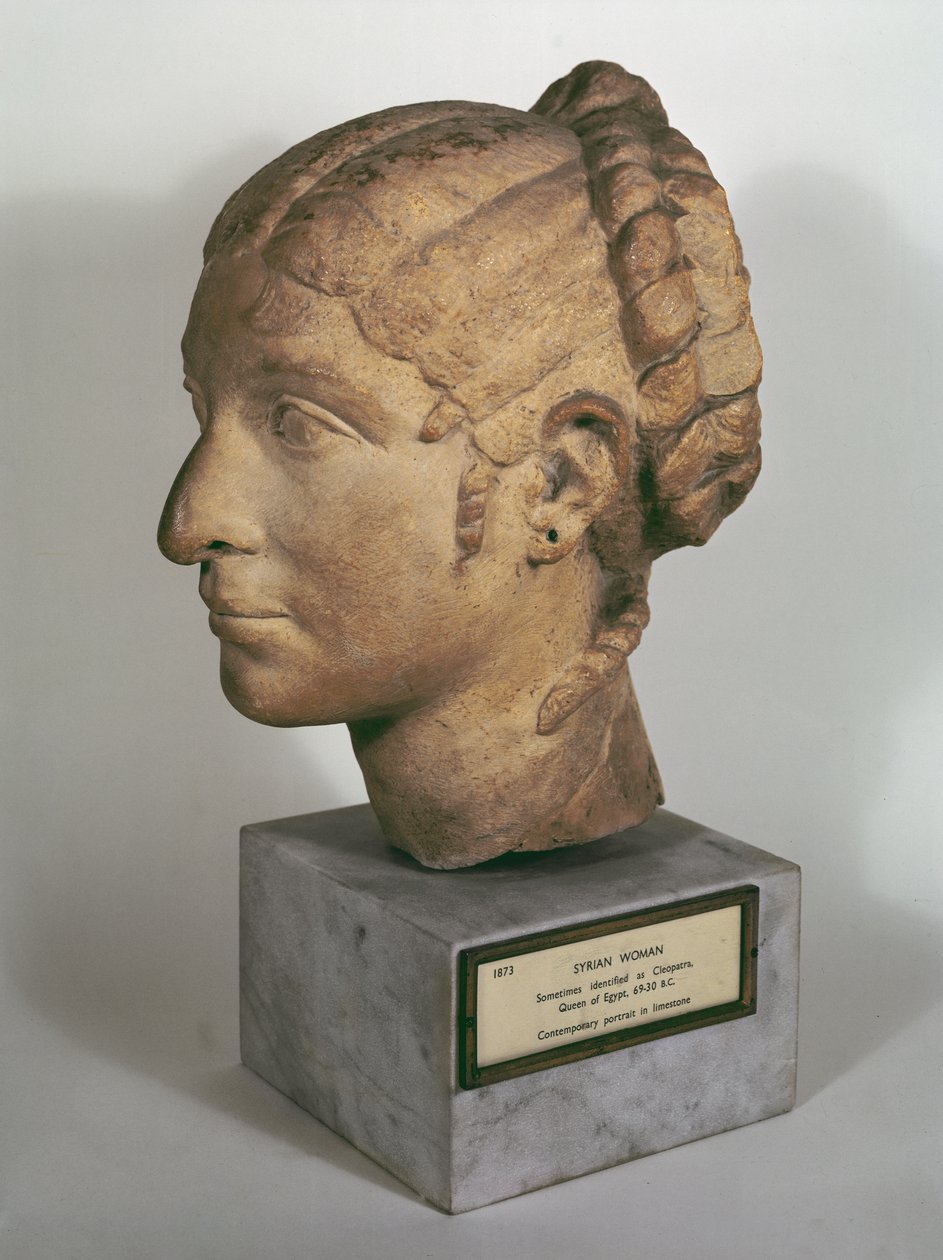Cabeça de calcário de uma mulher, semelhante a Cleópatra VII, c.50-30 aC (calcário) de Roman
