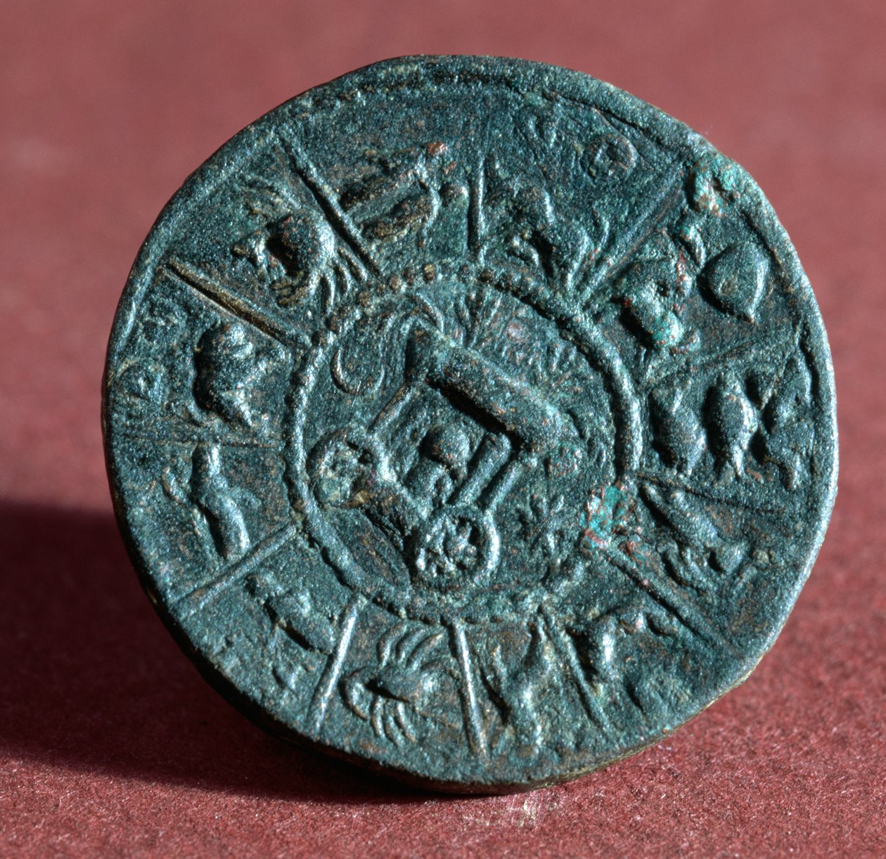 Medalhão com 12 signos do zodíaco, de Belkis ou Zeugma (bronze) de Roman