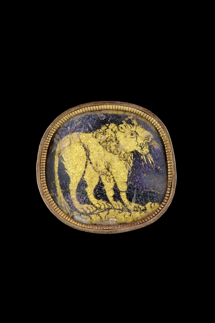 Medalhão com um leão em pé no chão irregular, 3º-4º século dC (ouro, vidro e liga de cobre) de Roman