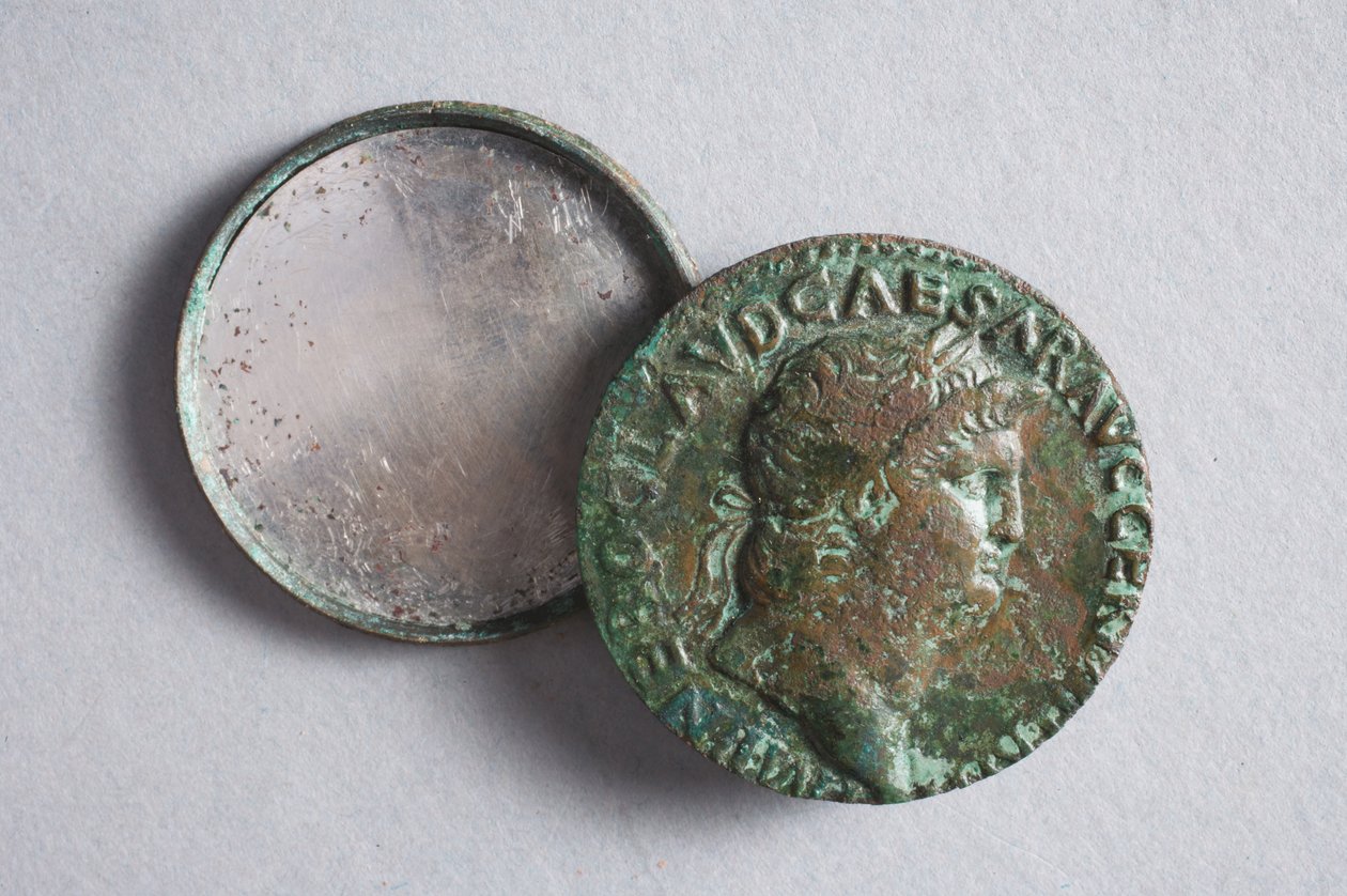 Espelho formado a partir de duas moedas de Nero (bronze) de Roman