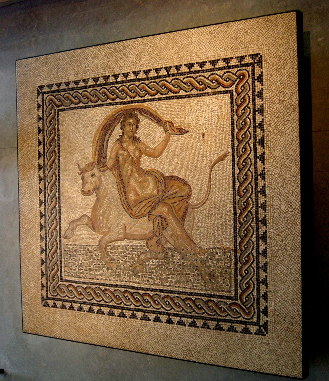 Mosaico do estupro de Io por Zeus como um touro (mosaico) de Roman