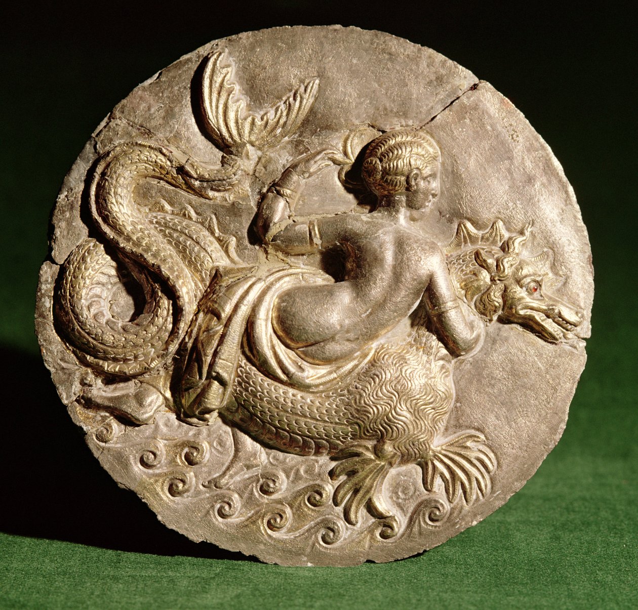 Nereida em Ketos, da tampa de uma pirâmide encontrada em Canosa di Puglia, c.130 aC (prata) de Roman