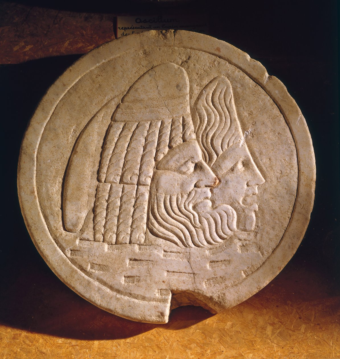 Oscillum representando máscaras teatrais de Roman