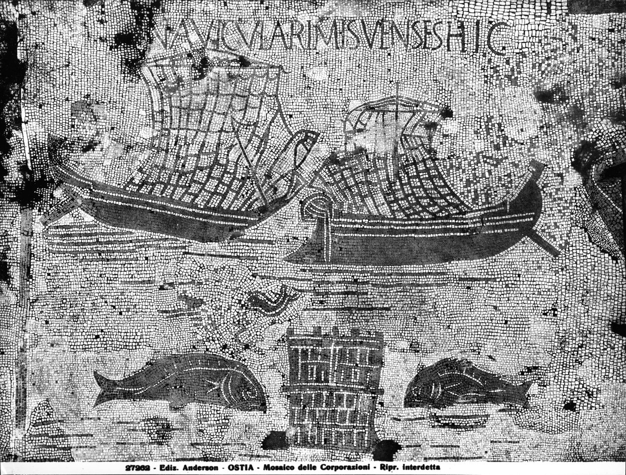 Detalhe do pavimento da Piazzale dell Corporazioni representando uma cena náutica (mosaico) de Roman