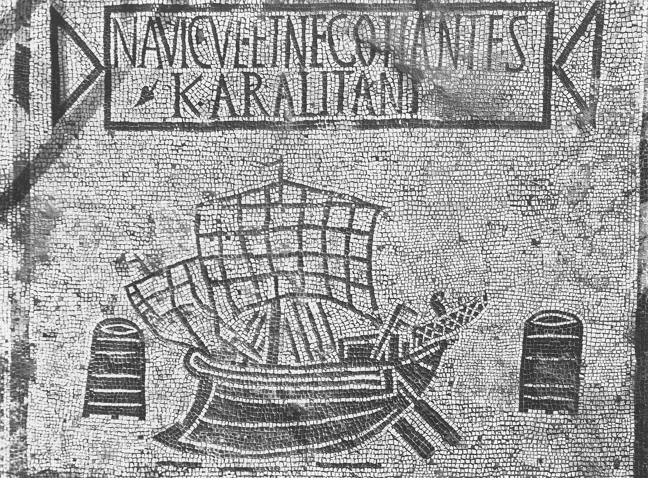 Detalhe do pavimento da Piazzale dell Corporazioni representando uma cena náutica (mosaico) de Roman