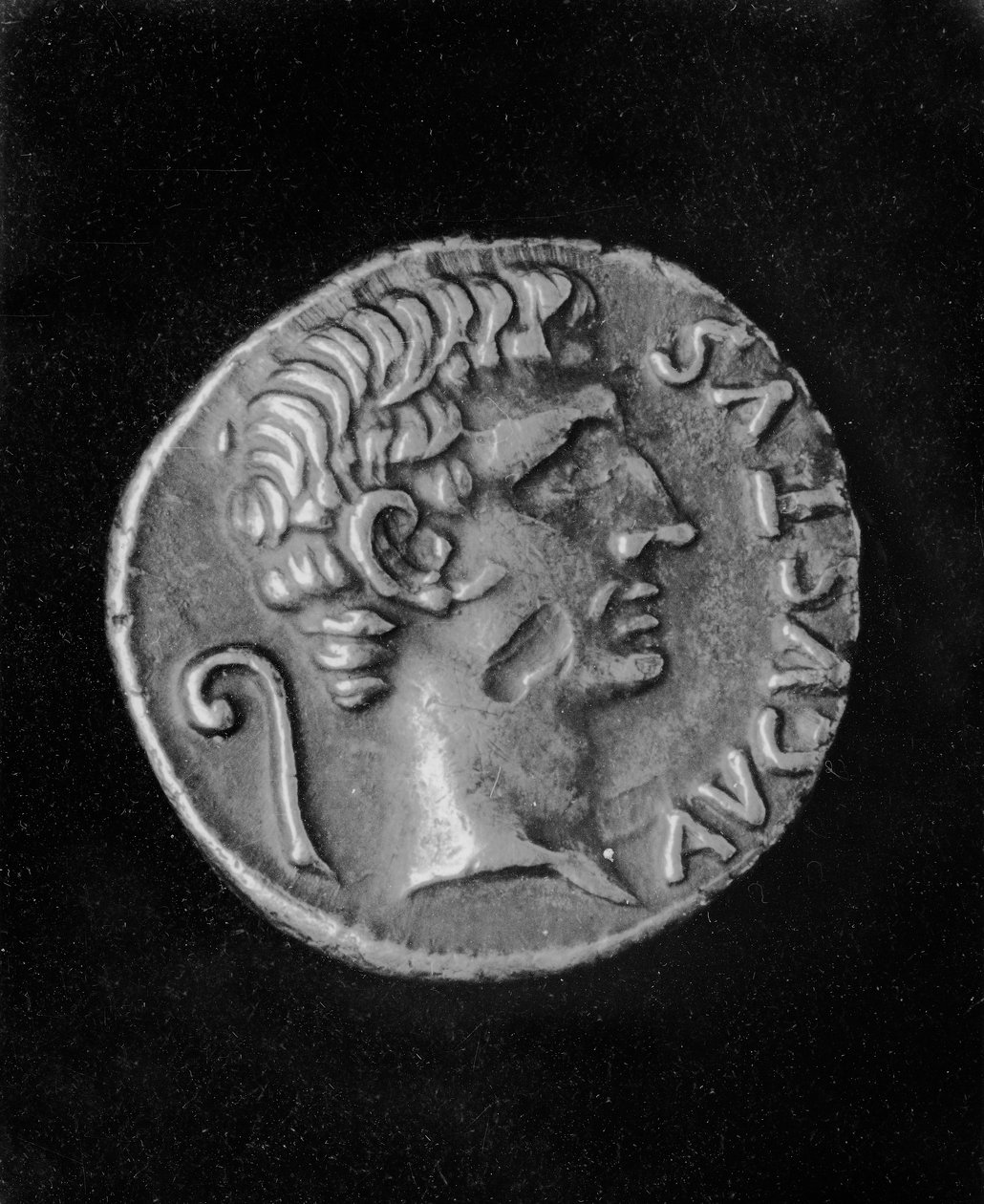 Retrato do Imperador Augusto (63BC-14AD), no verso de uma moeda de Julia (39BC-14AD), filha de Augustus (metal) de Roman