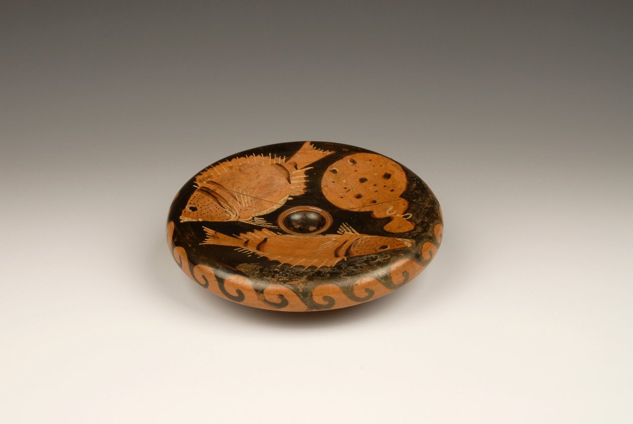 Prato vermelho decorado com peixe (terracota) de Roman