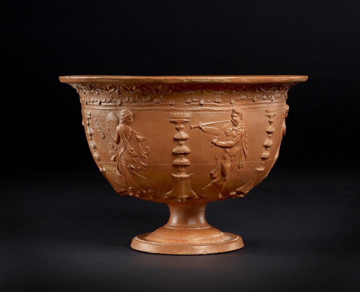 Tigela com folhas vermelhas: músicos e dançarinos entretêm enquanto servos levam comida a um banquete, 25-1 aC (cerâmica) de Roman