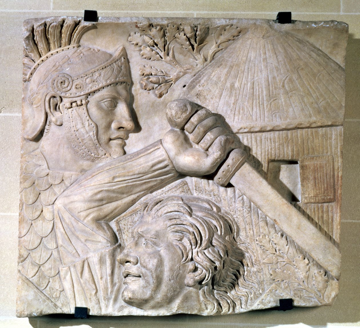Relevo retratando um bárbaro lutando contra um legionário romano de Roman
