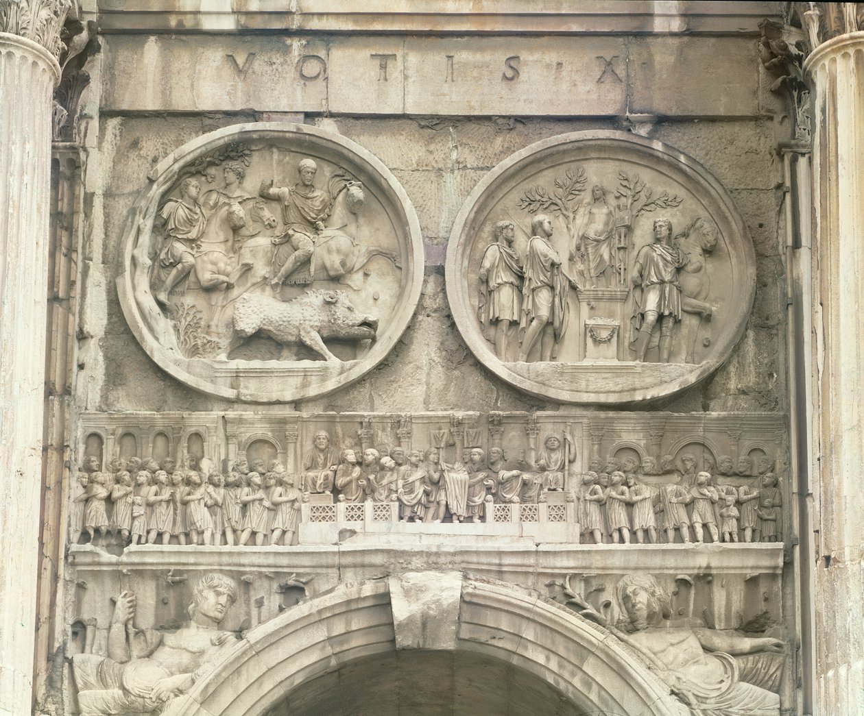 Alívio do Arco de Constantino, c.315 dC (mármore) de Roman