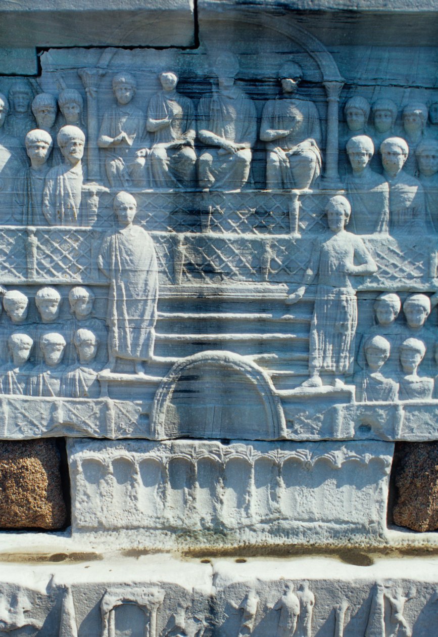 Alívio na base do Obelisco de Teodósio I (347-395) também conhecido como o Obelisco de Tutmésis III, de Karnak (mármore) de Roman