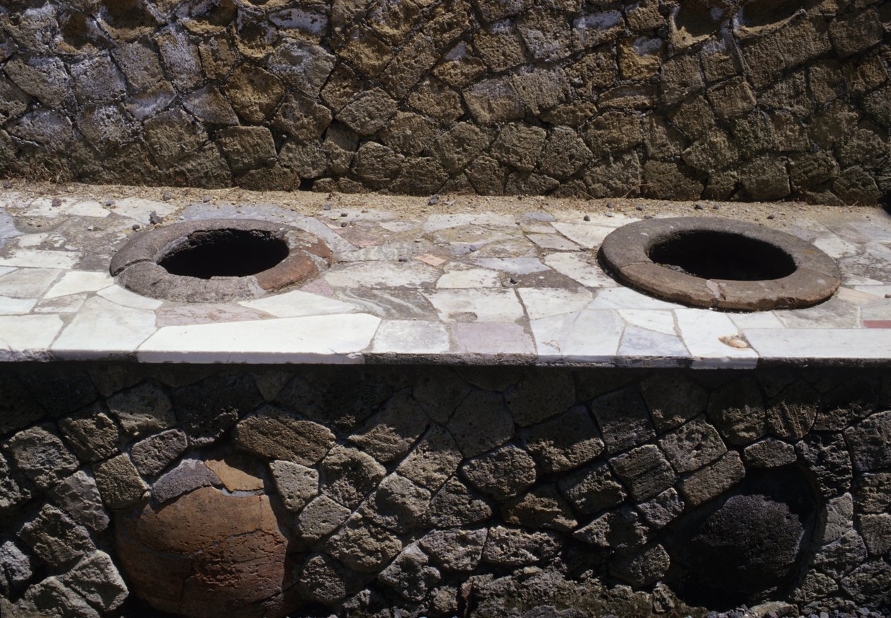 Restos restaurados de um thermopolium (snack bar) com tigelas no balcão de Roman
