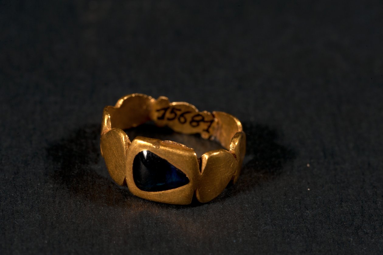 Anel (ouro e safira) de Roman