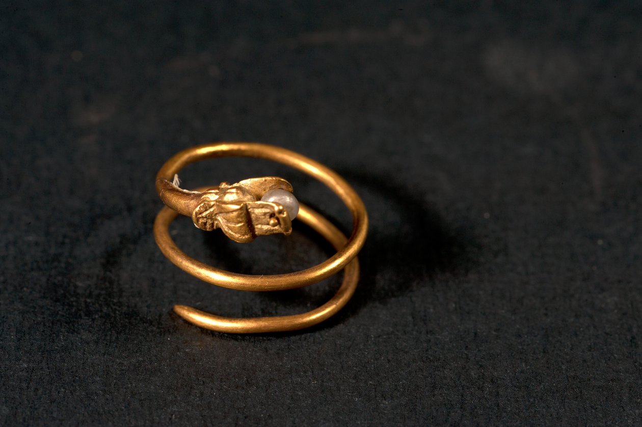 Anel com uma pérola na parte de uma cobra (ouro e pérola) de Roman