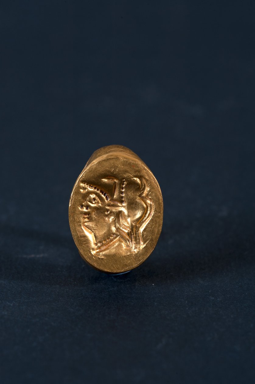Anel com cabeça de Atena (folha de ouro) de Roman