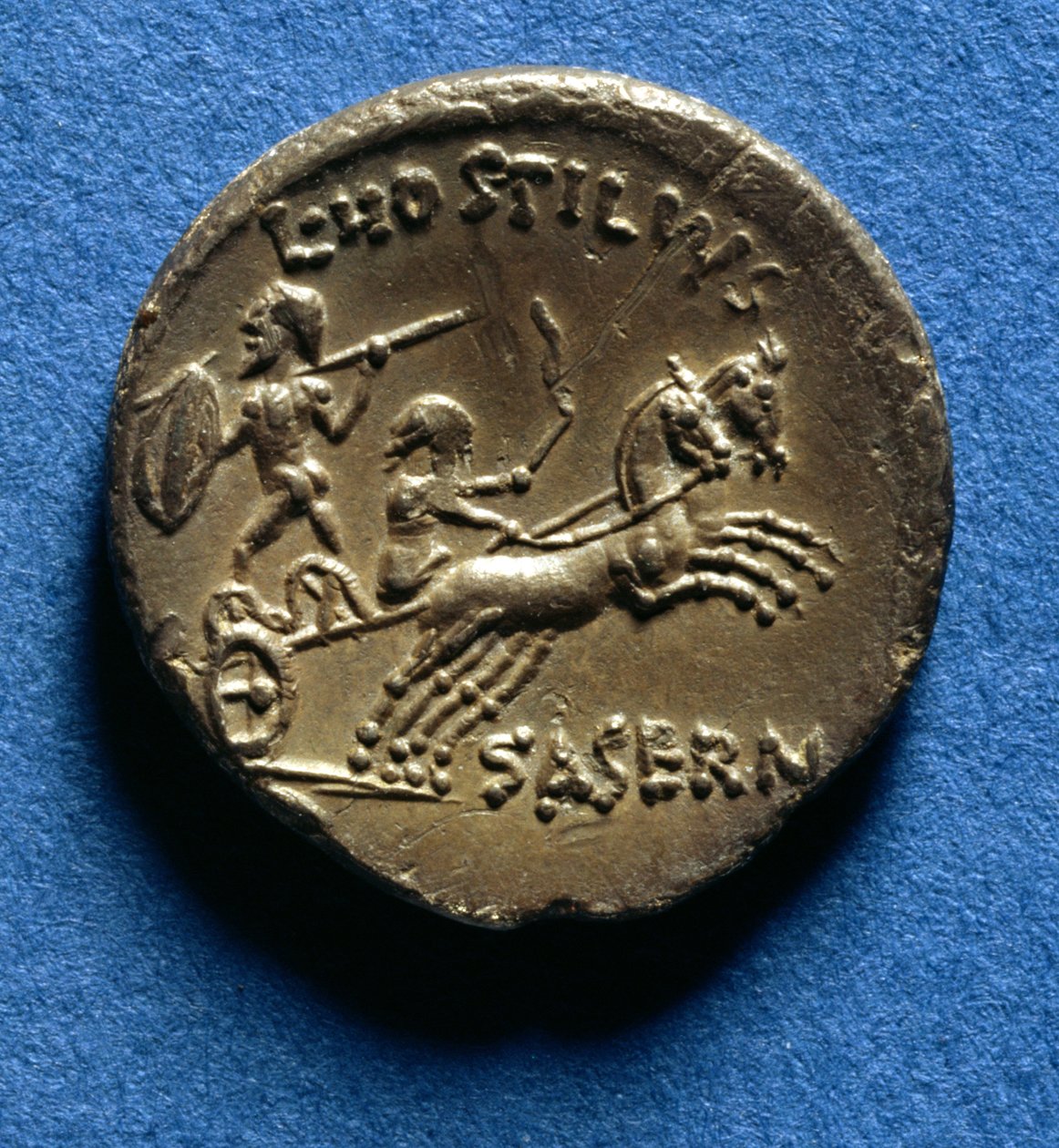 Denário romano decorado com um cocheiro e um nobre guerreiro montando uma carruagem de guerra celta, c.48 aC (ouro) de Roman