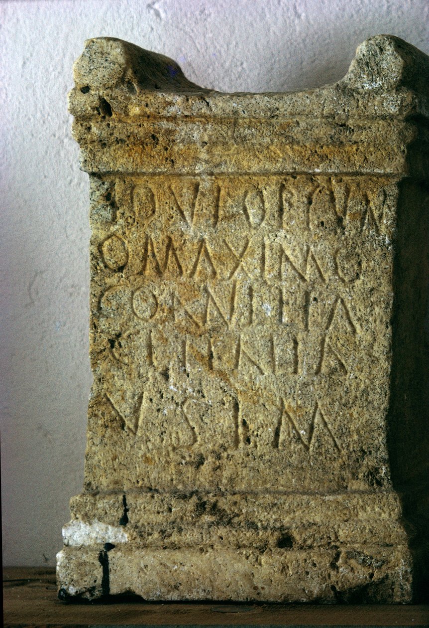 Altar da família romana (pedra esculpida) de Roman
