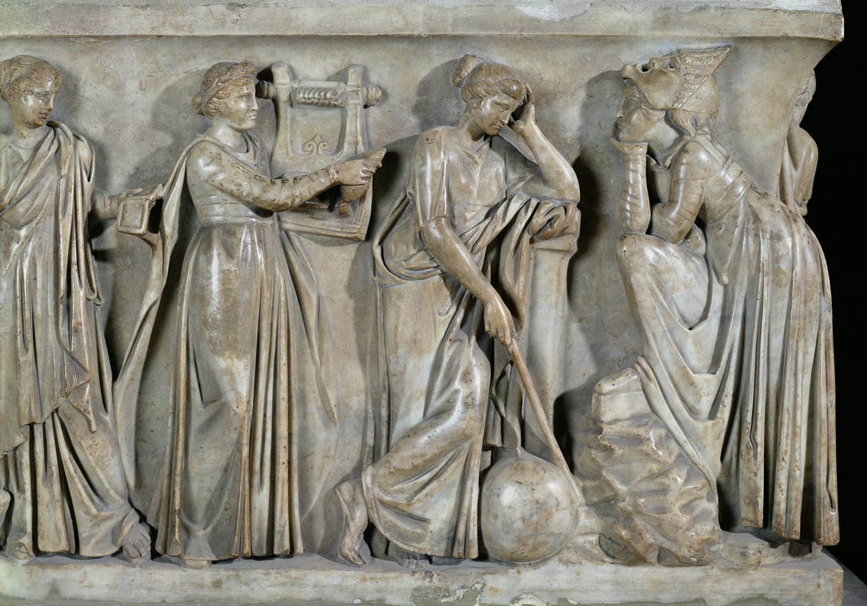Sarcófago das Musas, detalhe representando Terpsichore, Urania e Melpomene, c.160 AD (mármore) de Roman