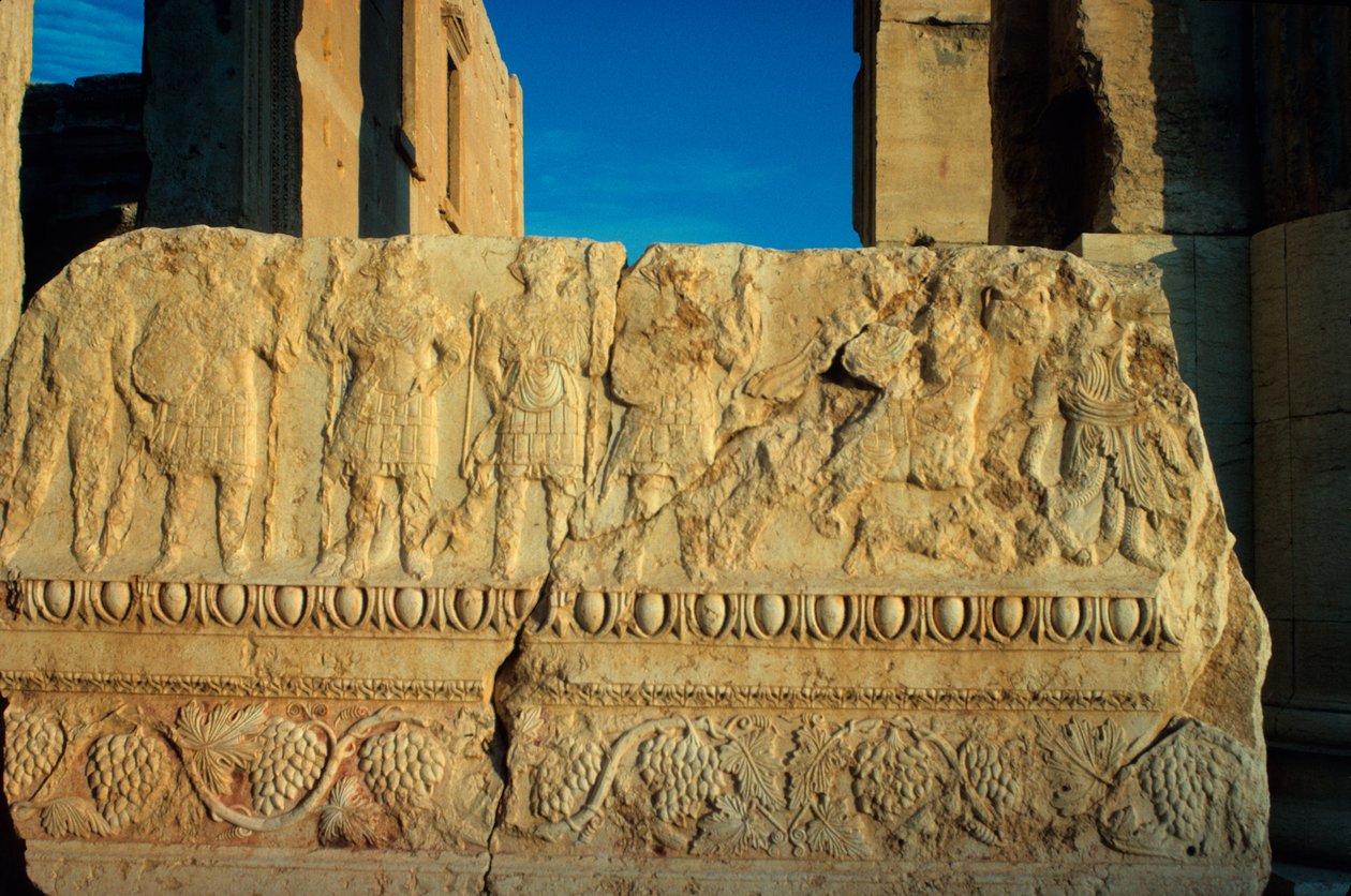 Painel de sarcófago com figuras militares esculpidas em baixo relevo de Roman