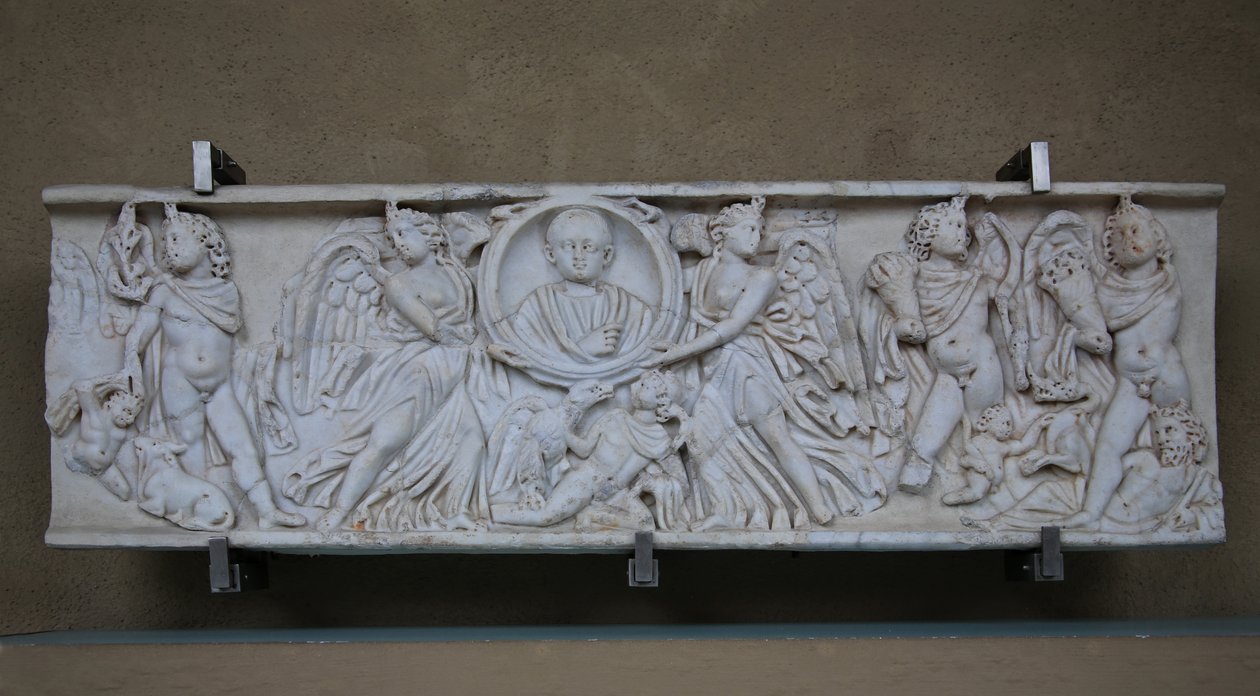 Sarcófago com uma criança e cupidos colhendo uvas para sacrificar a Baco de Roman