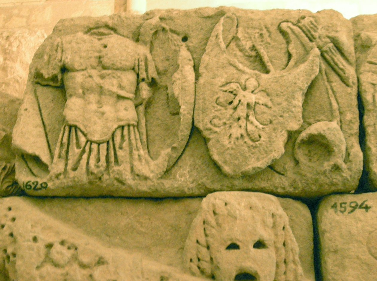 Escudo e armadura de um soldado de um sarcófago de Roman