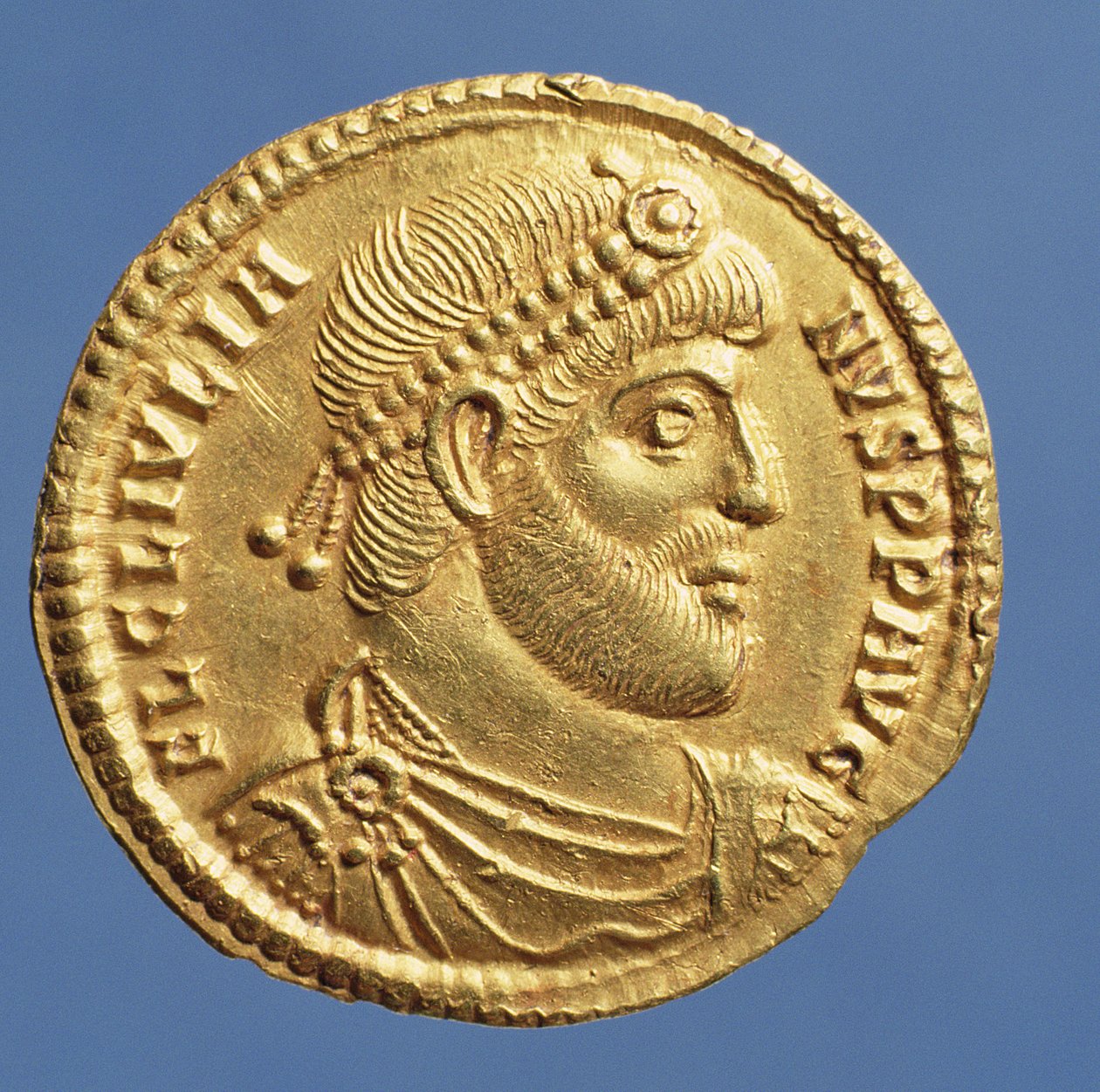 Solidus (anverso) de Juliano, o Apóstata (361-363), envolto em túnica, vestindo um diadema. Inscrição: FL CL IVLIANVS PP AVG (ouro) de Roman