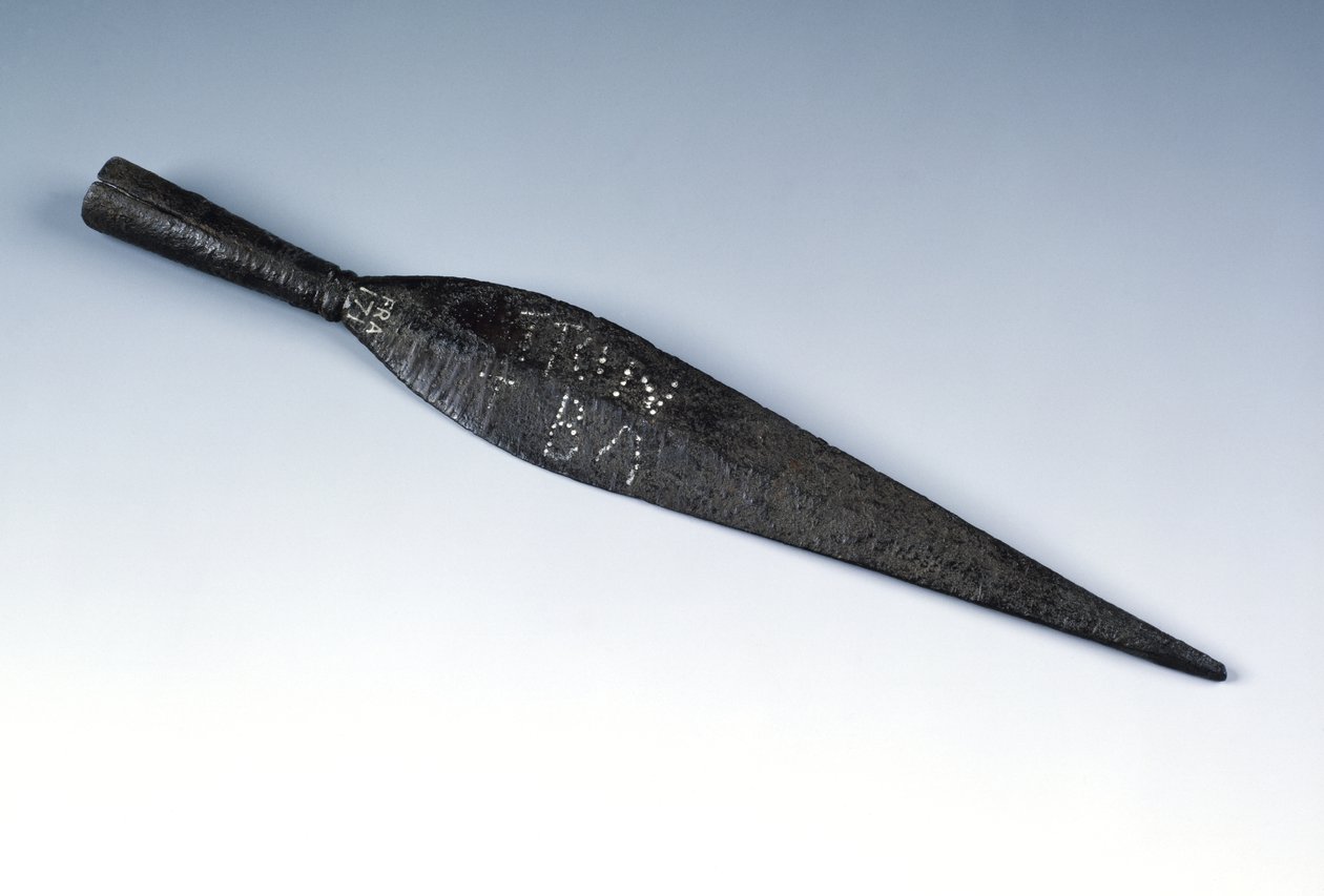 Spearhead com inscrição de propriedade perfurada, do site romano em Newstead, Melrose, AD 80-100 (ferro) de Roman