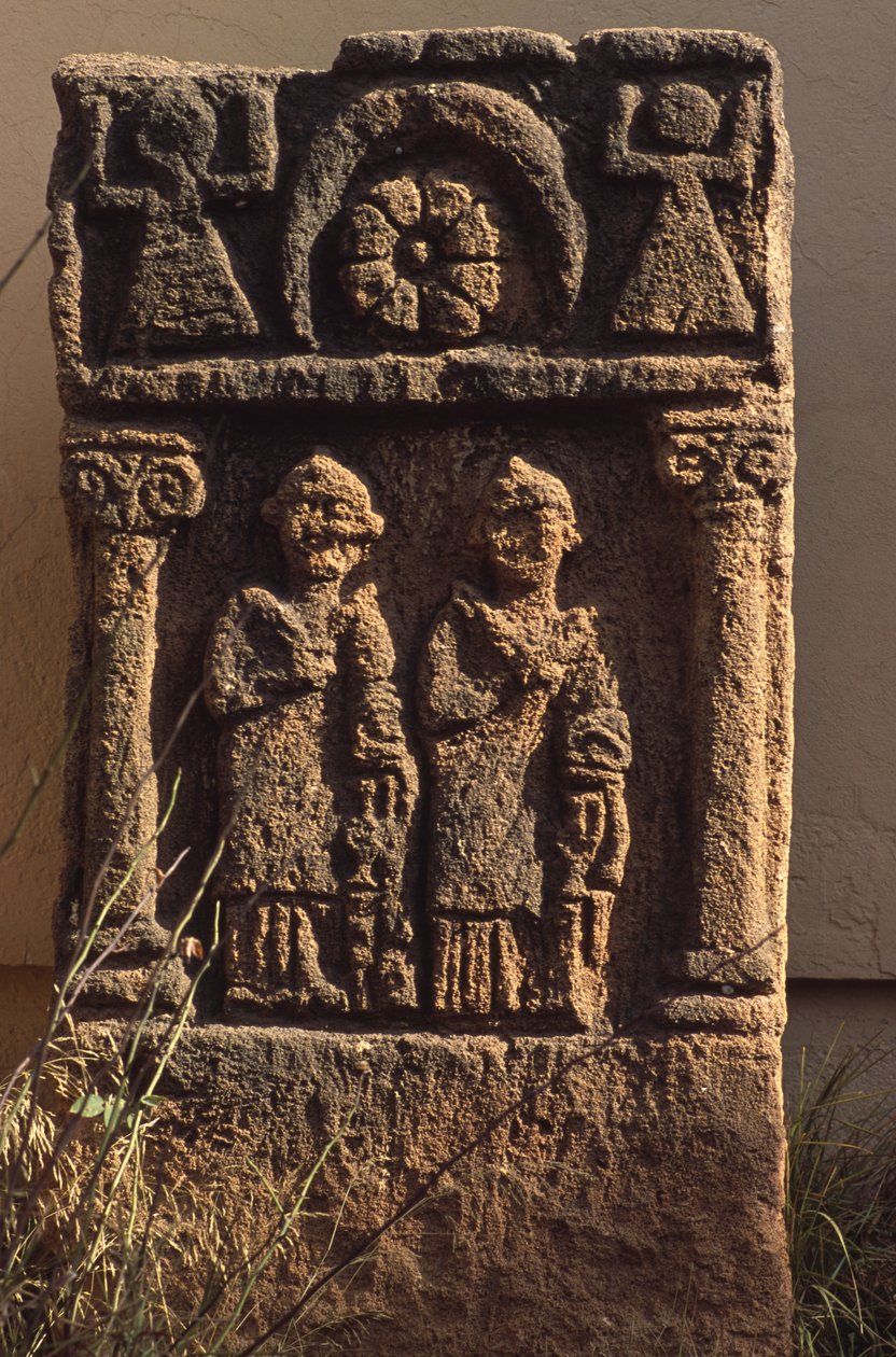 Estela com duas figuras humanas de Roman