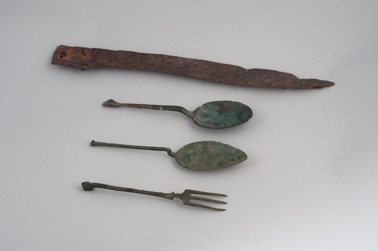 Colheres de sopa, faca e garfo (ferro e bronze) de Roman