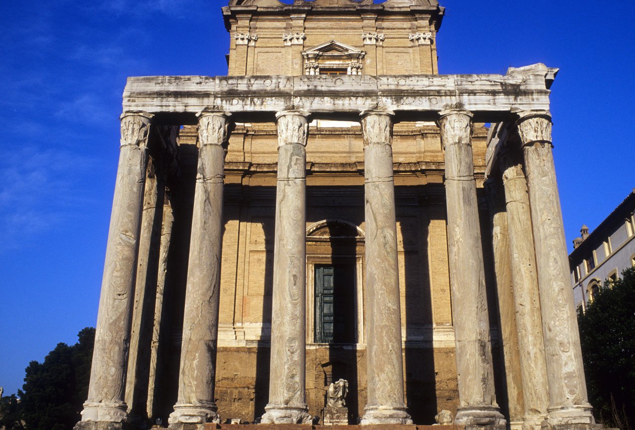 Templo de Antonino e Faustina, dedicado 141 dC de Roman