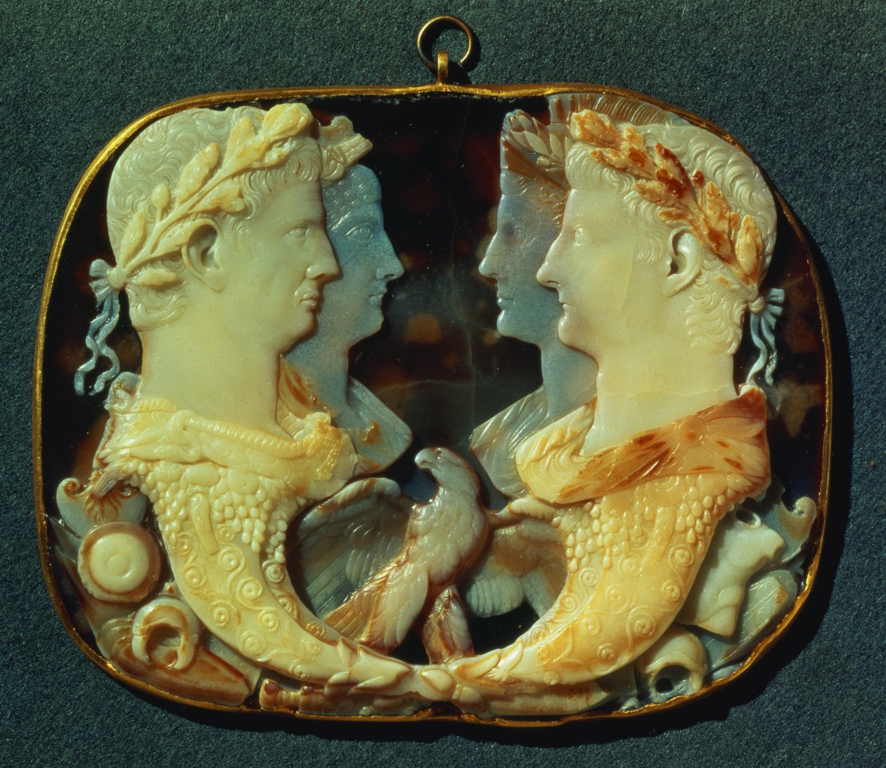 A Gemma Claudia, uma camafeu com perfis de quatro imperadores romanos, partiu: Cláudio e sua esposa Agripina, o Jovem, certo: Germânico e sua esposa Agripina, o Velho, primeiro século (sar com cinco camadas) de Roman