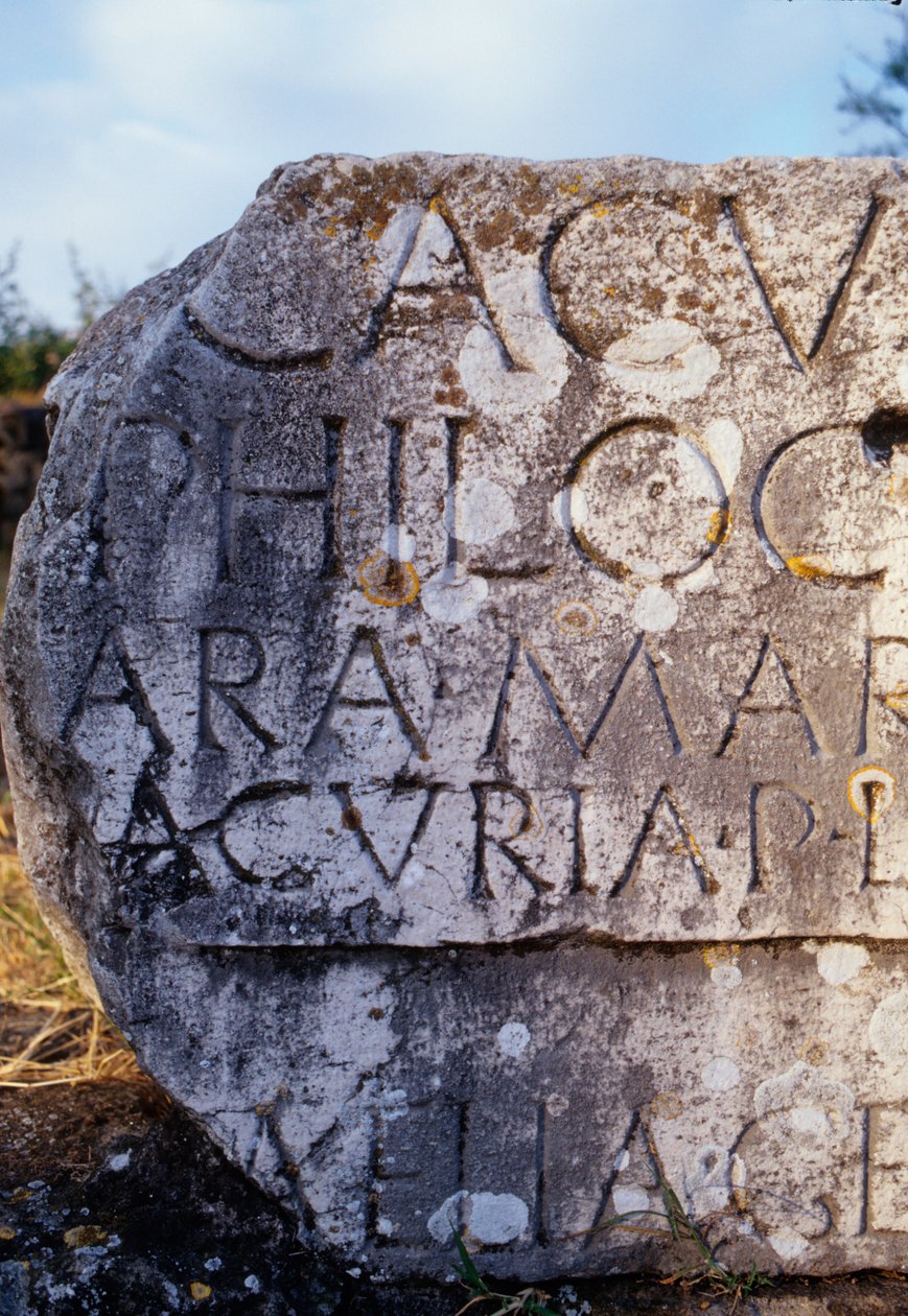 Fragmento de túmulo com texto no caminho Appian de Roman
