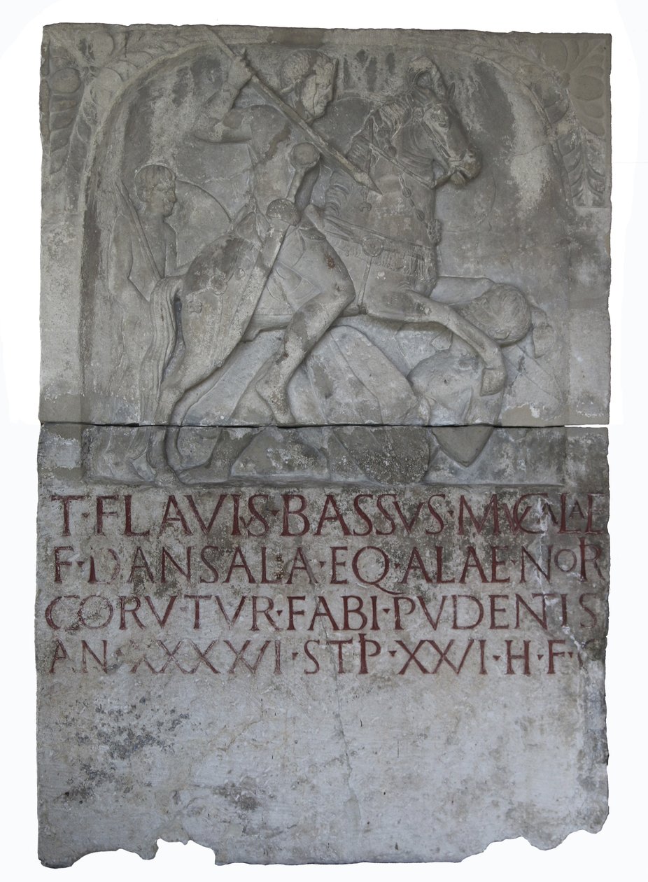 Lápide da era Flavis alaris (cavaleiro da ala) Titus Flavius Bassus, filho de Mucala. Para dar de Roman