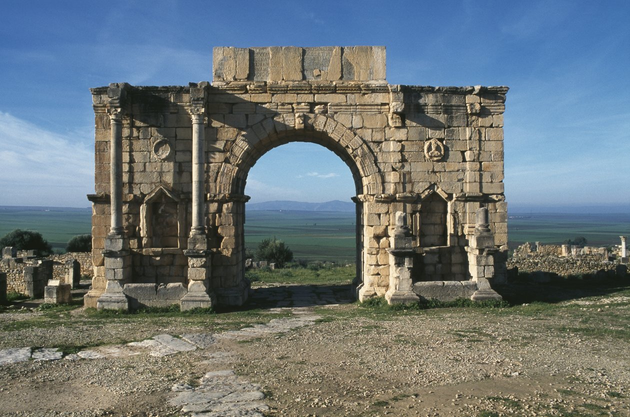 Arco triunfal construído em honra do imperador Caracalla, no Decumanus Maximus, 217 dC de Roman