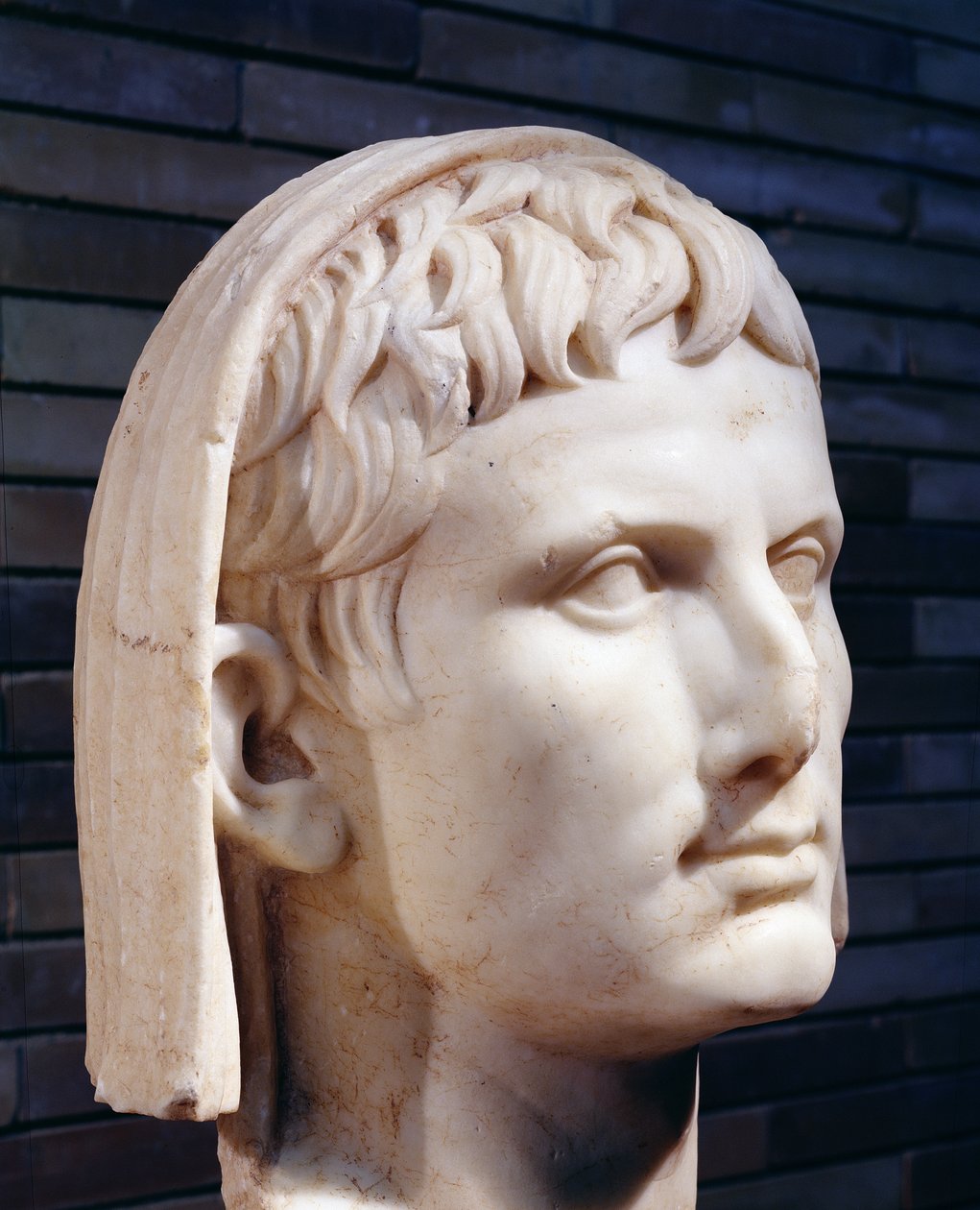 Cabeça velada do imperador Augusto (mármore) de Roman