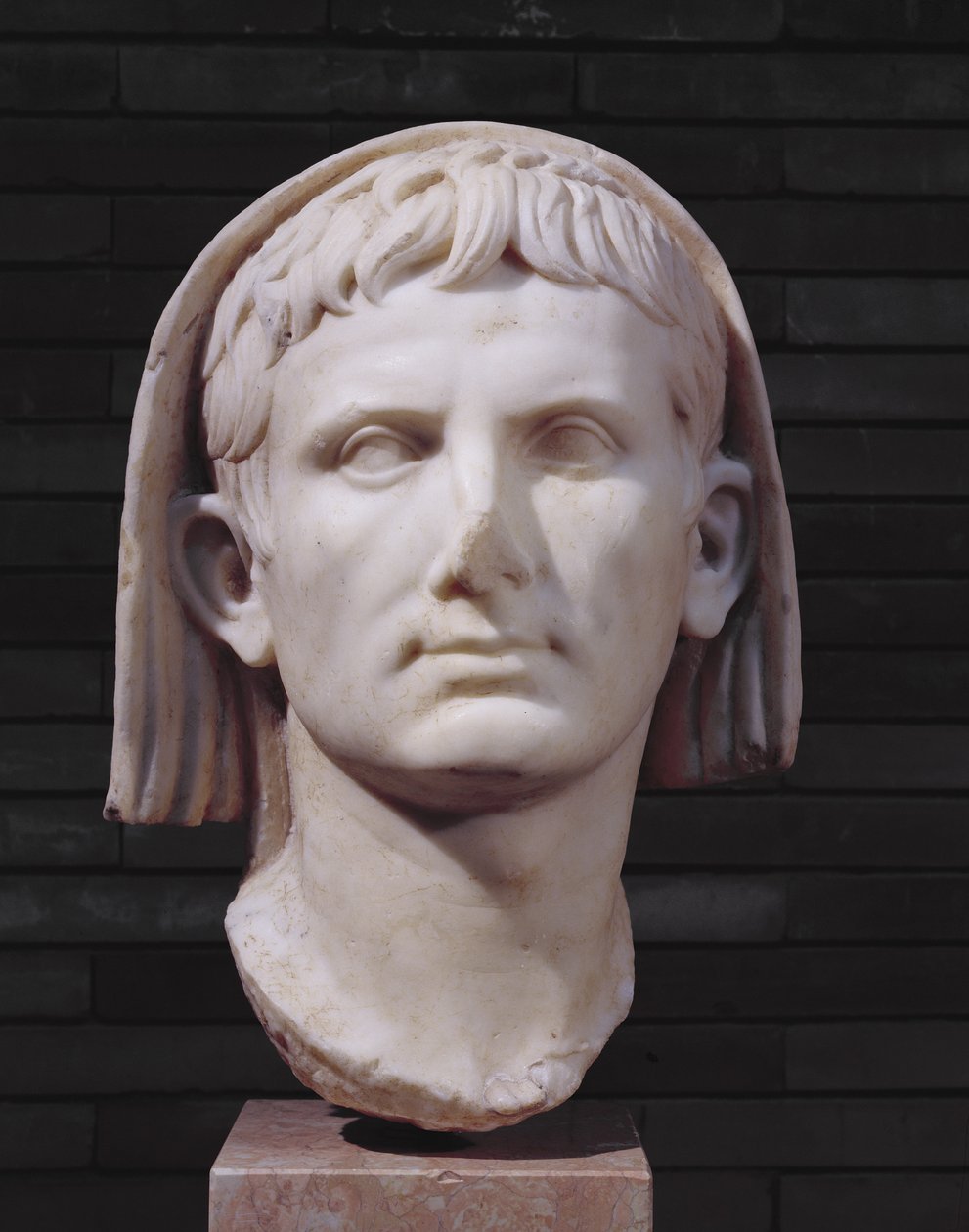 Cabeça velada do imperador Augusto (mármore) de Roman