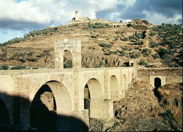 Vista da Ponte de Alcântara, construída em c.105 dC de Roman